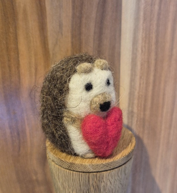 Igel gefilzt mit Herz – Bild 2