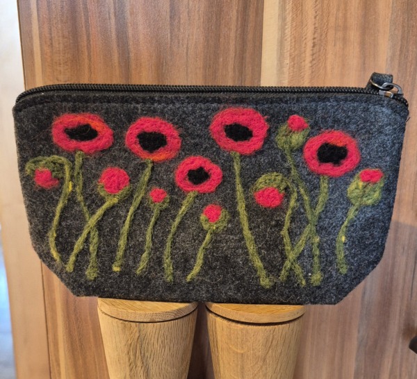 Filz-Kosmetiktasche mit Mohn befilzt